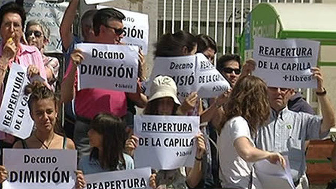 Decenas de personas se manifiestan en la UCM contra el cierre de la capilla