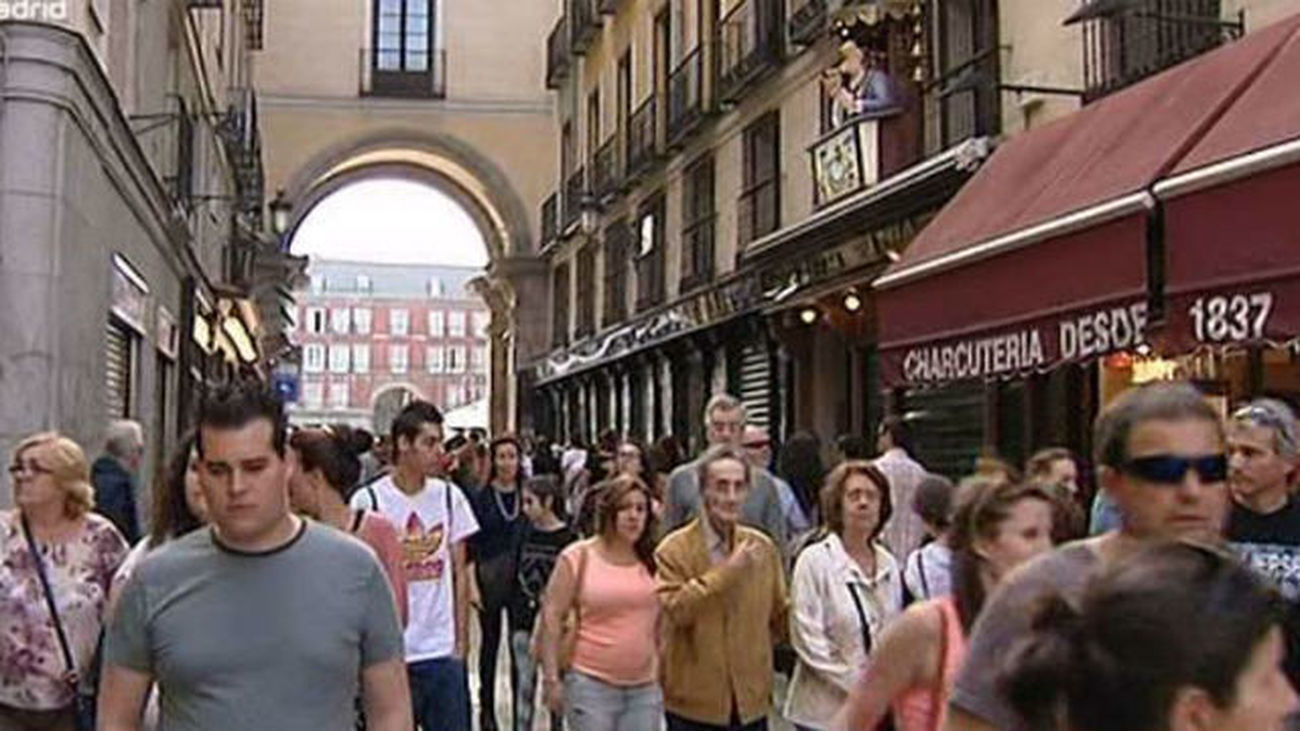Turistas saliendo de la plaza mayor de madrid