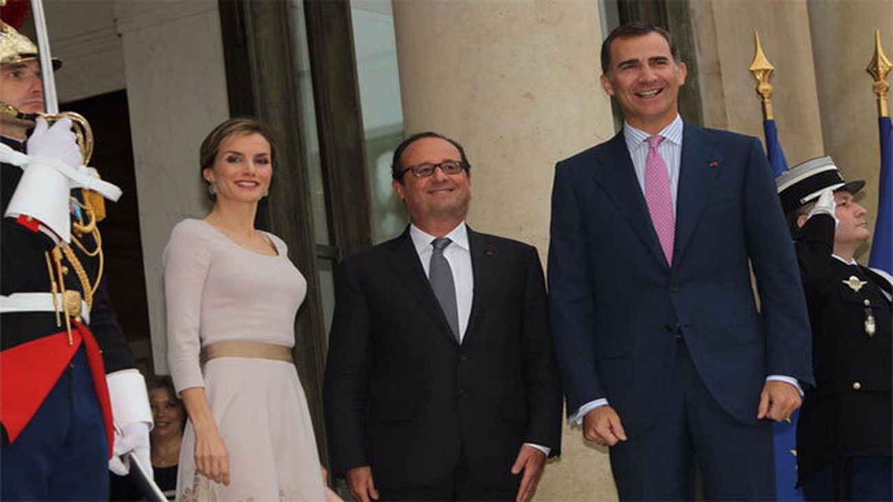 Los Reyes recibidos en el Elíseo por Hollande