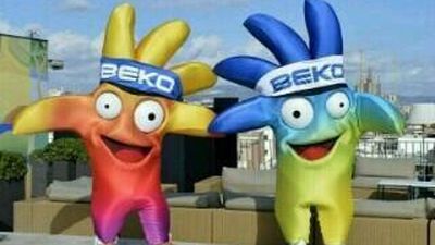 Una manos vestidas para jugar, mascotas del Mundial 2014