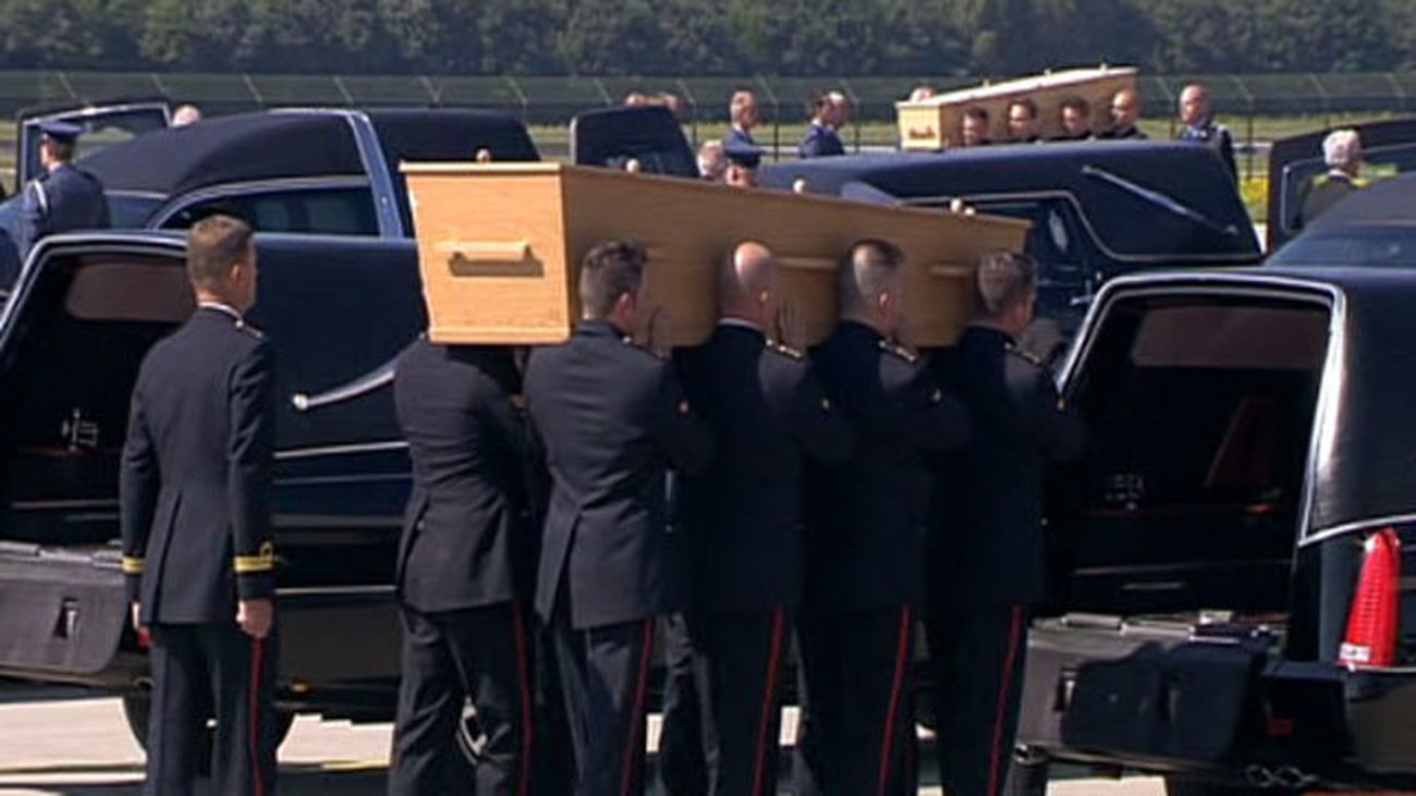 Llegan a Holanda dos aviones con los restos de las víctimas del avión malasio