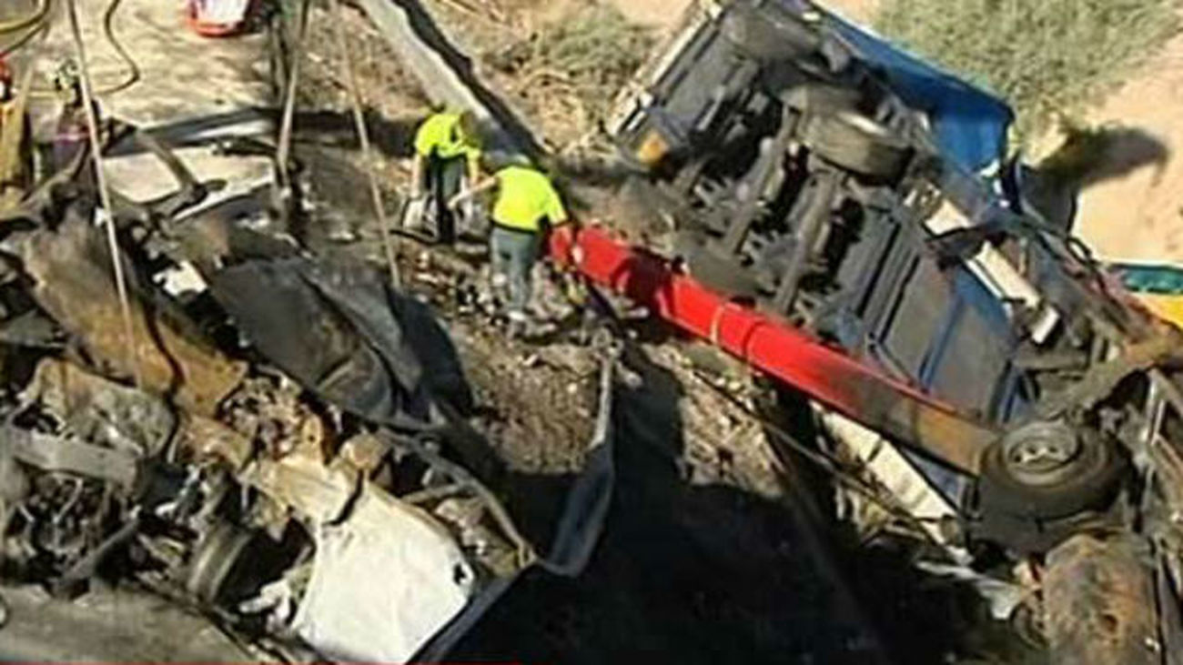 El reventón de un neumático pudo causar el accidente de Alicante, con 8 muertos