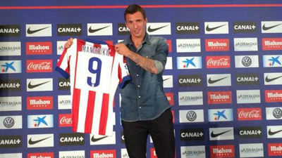 Mandzukic se pone el '9' y es recibido por miles de atléticos
