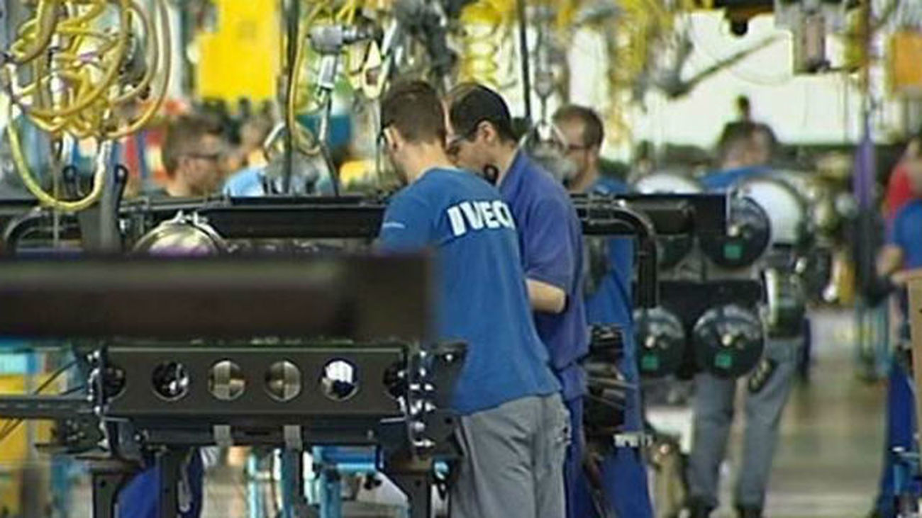 Trabajadores en sus puestos en factoría