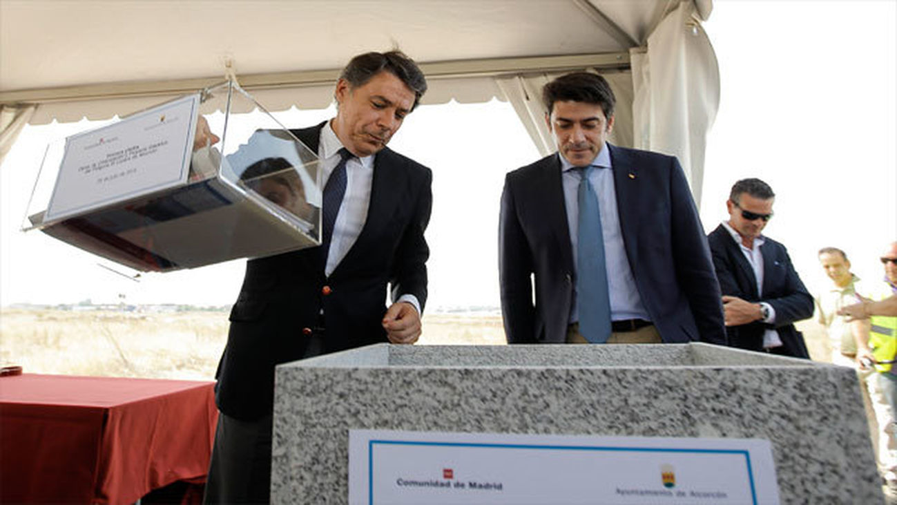 González pone la primera piedra del polígono industrial El Lucero