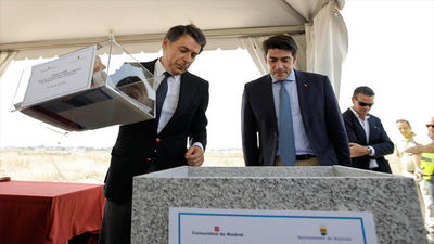 González pone la primera piedra del polígono industrial El Lucero