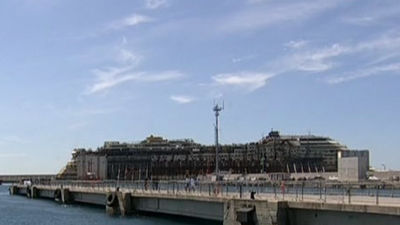 El crucero Costa Concordia llega al puerto Génova donde será desguazado