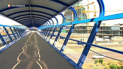 Una pasarela peatonal conecta Las Tablas y Sanchinarro