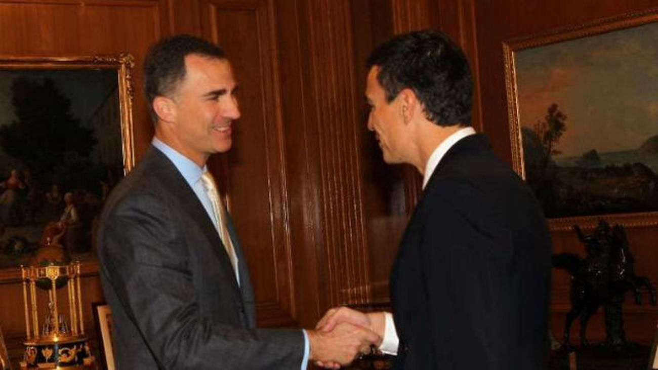 Felipe VI saluda a Pedro Sánchez