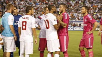Keita niega el saludo a Pepe y le lanza una botella