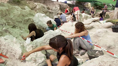 Extraen el mayor esqueleto de jirafa fósil de España en Torrejón de Velasco