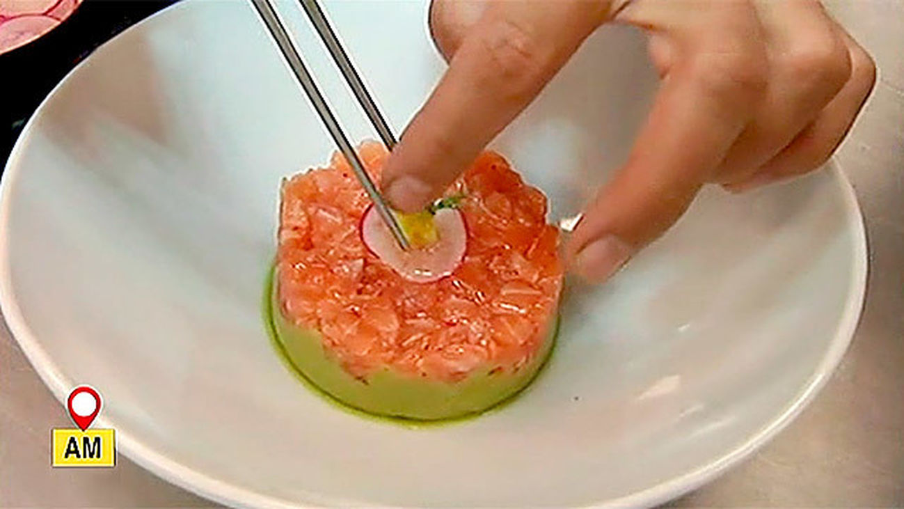 Mario Sandoval prepara tartar de salmón con guacamole y jengibre