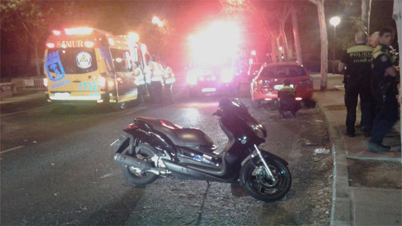 Herido grave en Madrid un motorista tras estrellarse contra un coche aparcado
