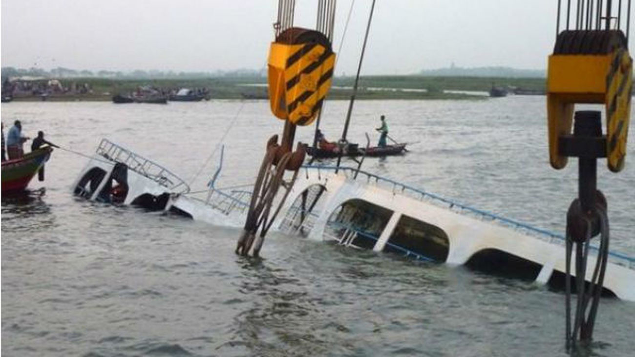 Ferry hundido en Bangladesh