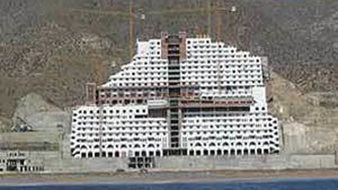 La Junta adquiere los terrenos del Algarrobico para derribar el hotel