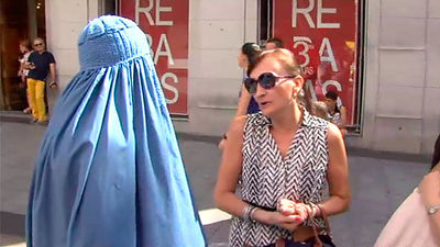 ¿Cómo reaccionan los madrileños ante una mujer con burka?