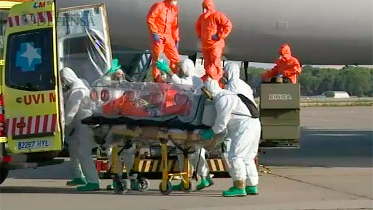 El religioso Miguel Pajares, infectado por el ébola, es trasladado desde Barajas al Hospital Carlos III de Madrid