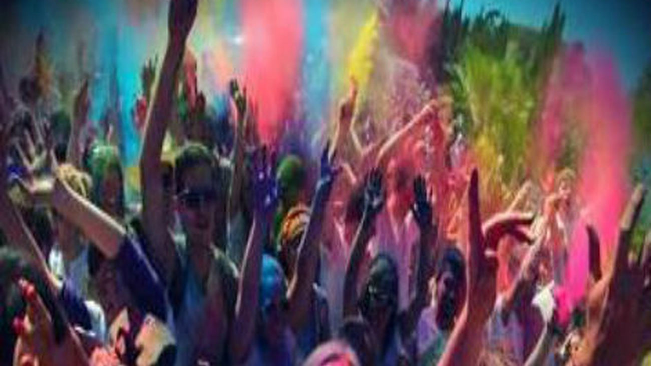 Lavapiés se tiñe de colores en la primera fiesta del monzón madrileña