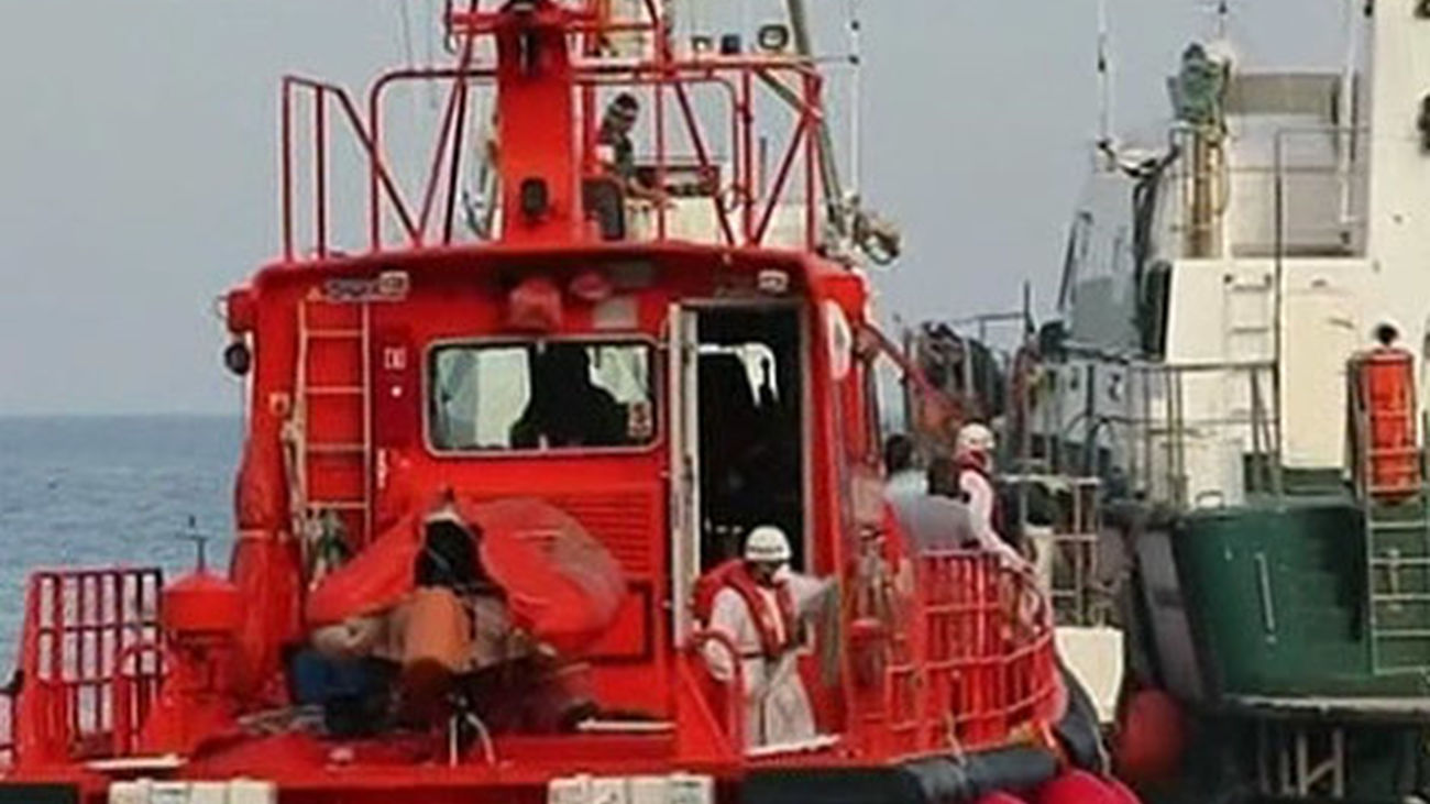 Un pesquero gallego con 12 tripulantes se hunde frente a la costa de Navia (Asturias)