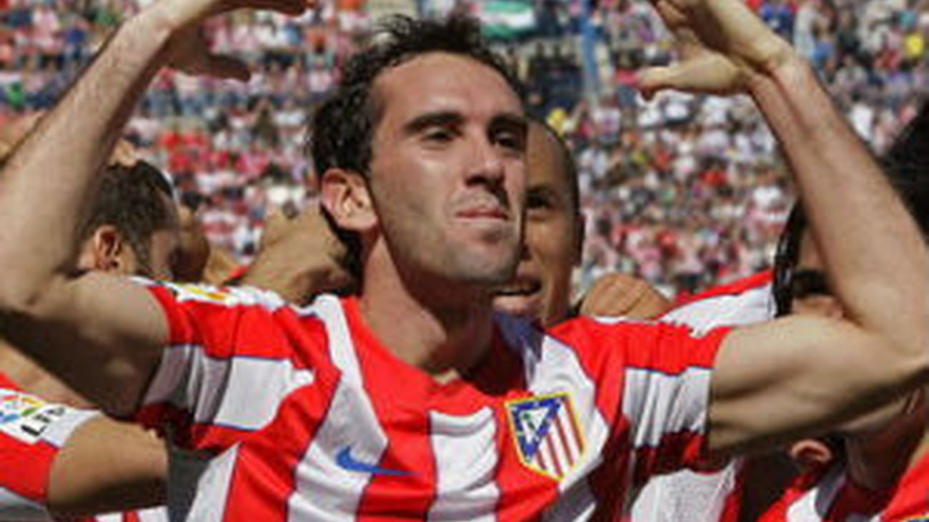 Godín da la bienvenida a Raúl Jiménez