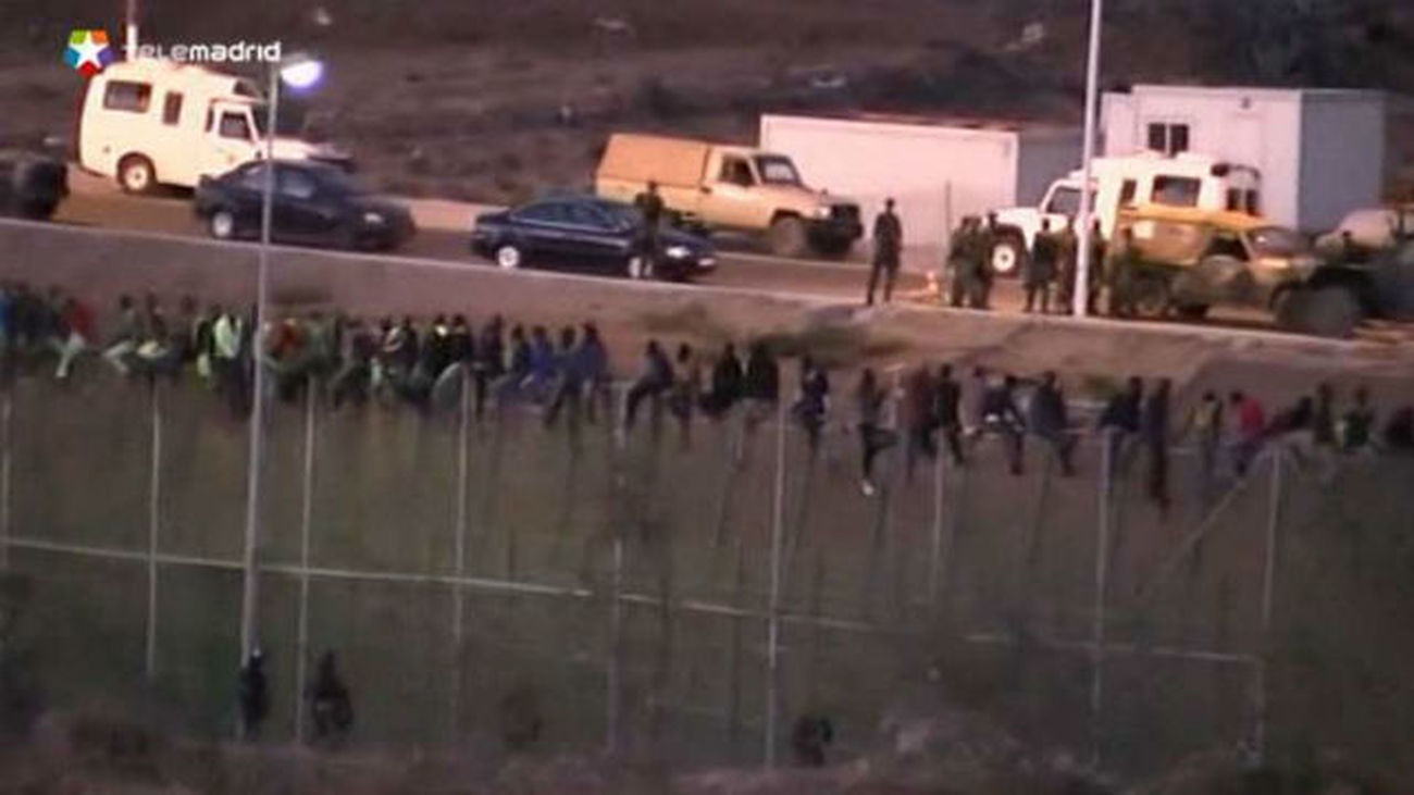 Encaramamdos a la valla de Melilla