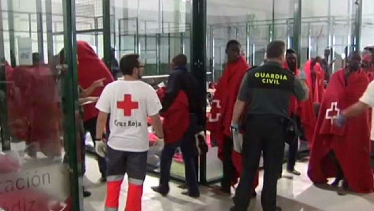 Casi un millar de inmigrantes ocupan dos pabellones deportivos de Tarifa