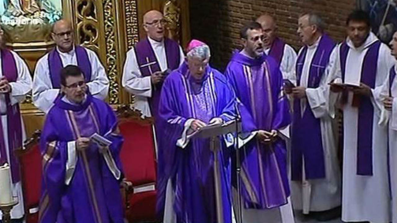 Más de 250 personas asisten al funeral por el religioso Miguel Pajares