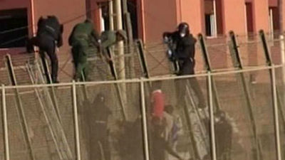 Unos quince inmigrantes, obligados a bajar de la valla de Melilla tras resistir hora y media