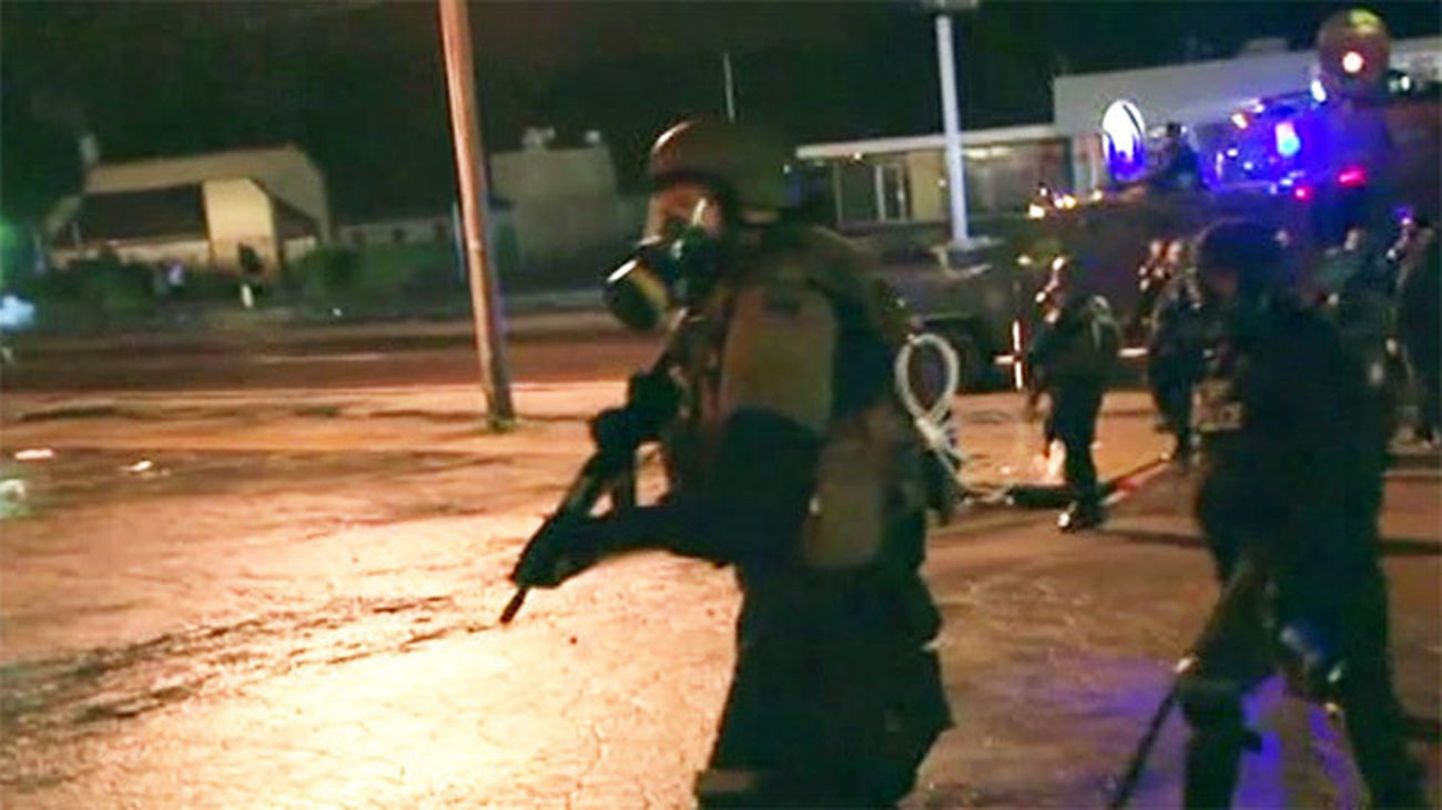 Un herido y 7 detenidos en nuevos disturbios en Ferguson