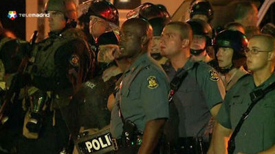 Dos heridos de bala y 31 detenidos en la madrugada de disturbios en Ferguson