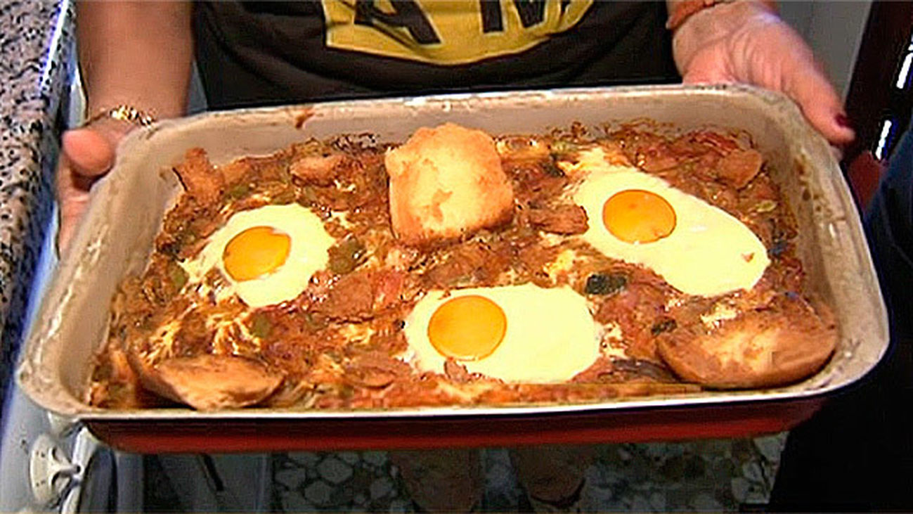 Pisto con huevos al horno