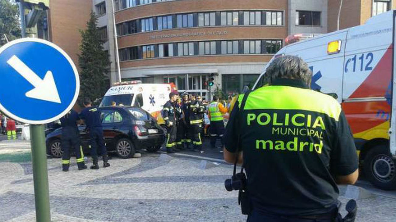 Una mujer herida grave y otra leve tras chocar su coche con una ambulancia del Samur