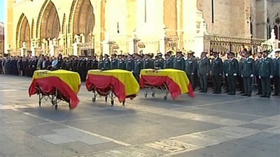 Cientos de personas despiden a los guardias civiles muertos en León