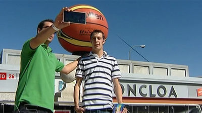 Los usuarios del transporte público se fotografían con un balón gigante del Mundial