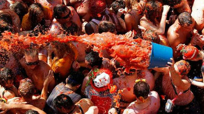 Unas 22.000 personas tiñen de  rojo Buñol, en la segunda 'Tomatina' de pago