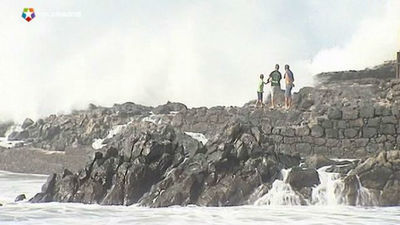 Olas de hasta cinco metros de altura en el litoral de las Islas Canarias