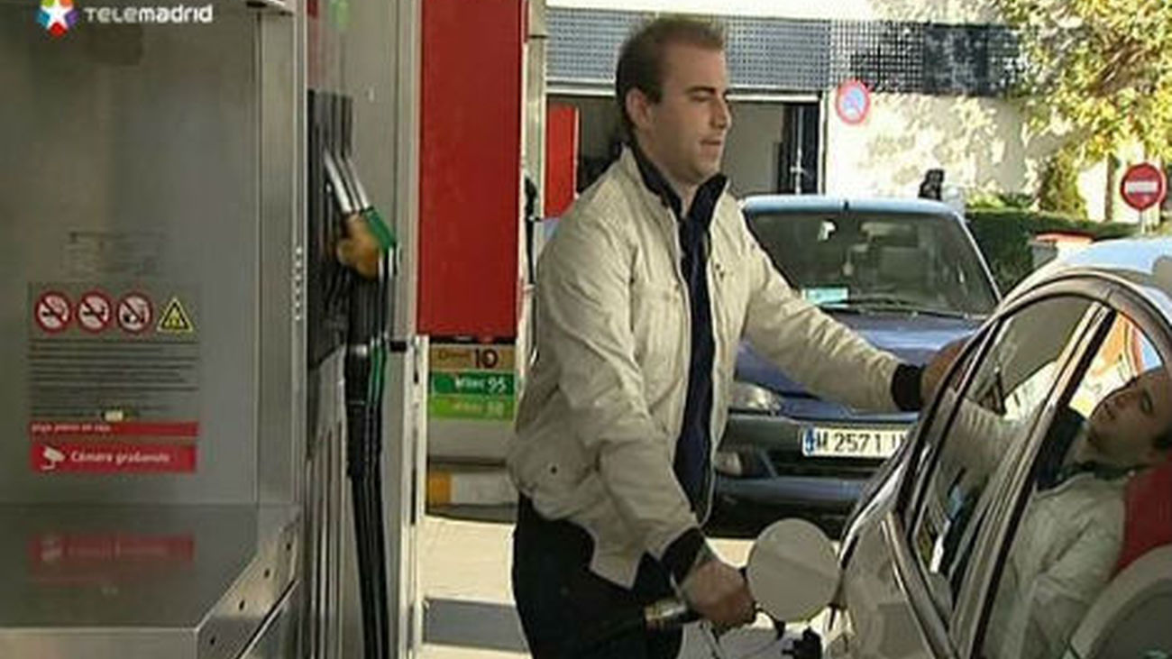 Gasolina y gasóleo se abaratan un 0,5%  coincidiendo con la operación retorno de agosto