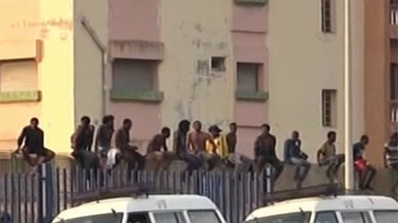 Unos 300 inmigrantes intentan saltar la valla de Melilla