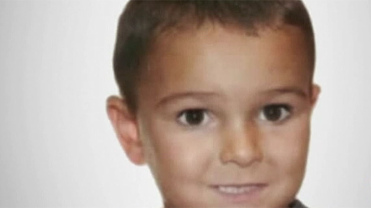 El juez mantiene detenidos por 72 horas a los padres del niño británico enfermo