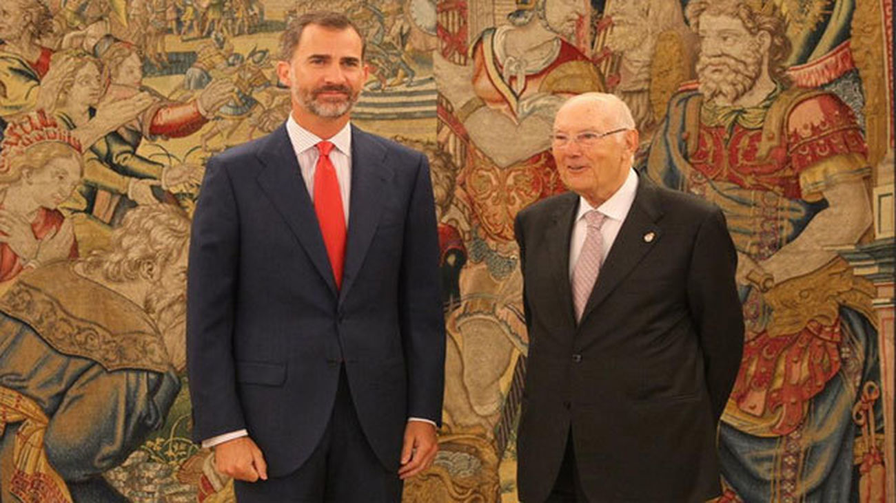 El Rey con el presidente del Consejo de Estado, José Manuel Romay Beccaría