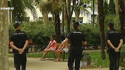 La policía  se reúne con los vecinos para explicarles cómo actúa el pederasta