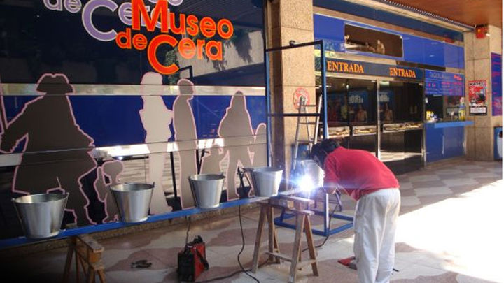 El Museo de Cera se suma a la campaña del cubo helado a favor de los enfermos de ELA