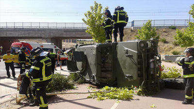 Aparatoso accidente de un vehículo militar blindado en Fuencarral