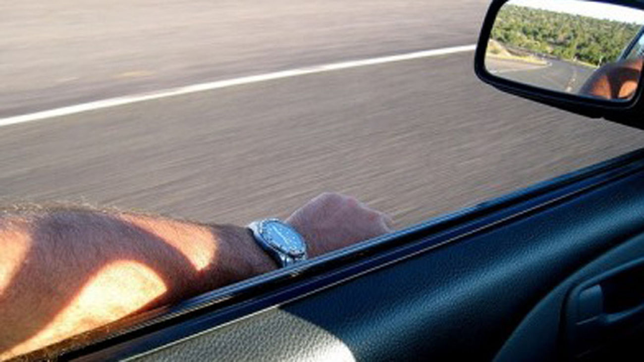 brazo_coche_ventanilla