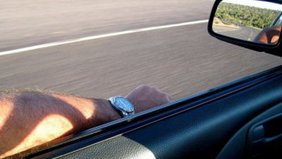 Un joven pierde un brazo al llevarlo fuera de la  ventana del coche mientras conducía, en Ibiza