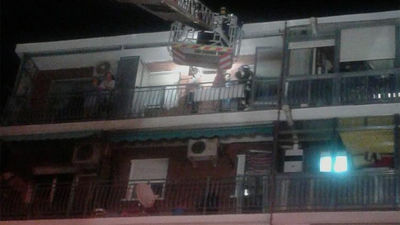 Trece intoxicados por el incendio de una vivienda en Vallecas