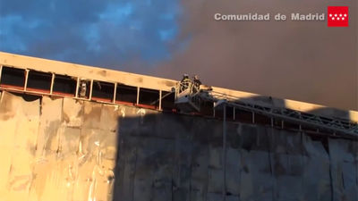 Los Bomberos extinguen un incendio en una nave abandonada en Torres de la Alameda