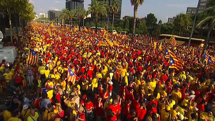 Medio millón de catalanes forman una 'V' reivindicativa de la consulta soberanista