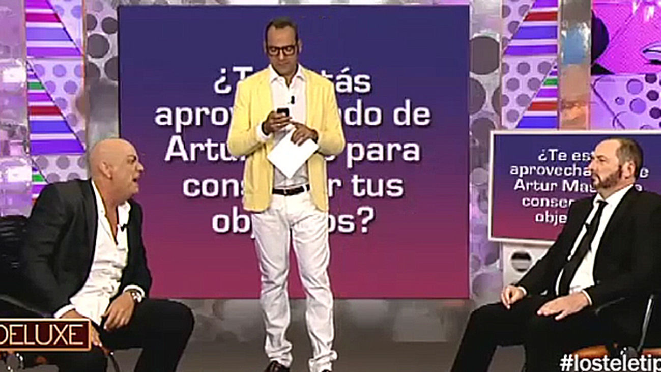 Sálvame Deluxe llega a Los Tele Tipos con Tele Oriol Junqueras enfrentándose al polígrafo