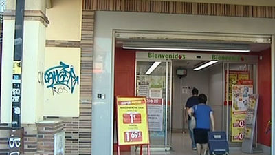 Un grupo de okupas roban alimentos de un supermercado en Collado Villalba